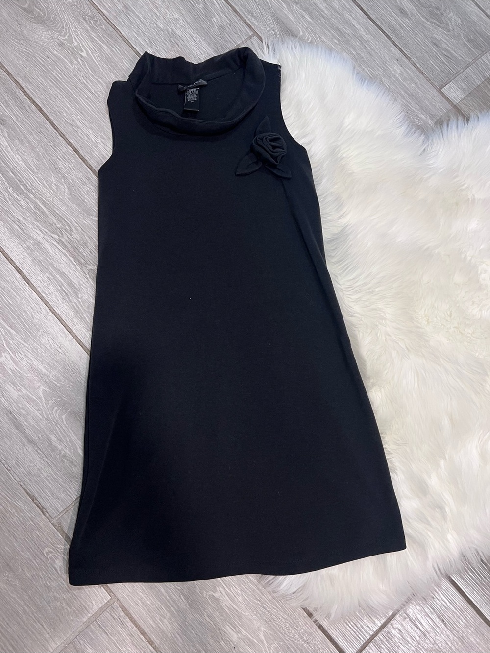 Alyn Paige Black Sleeveless Shift Dress with Rosette